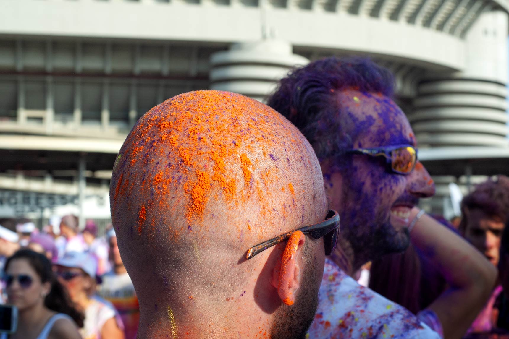 Evento The Color Run testa rasata arancione e viso viola